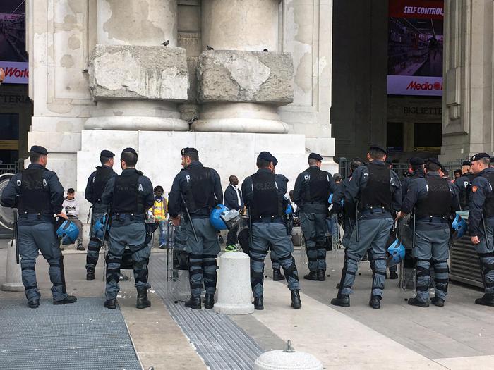 Migranti Milano, controlli a tappeto in Stazione Centrale. Arriva anche Salvini01