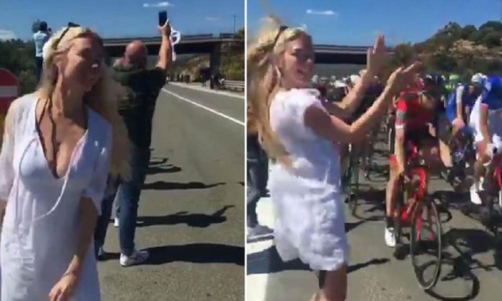 YOUTUBE La modella di Playboy rischia di causare un incidente al Giro d'Italia
