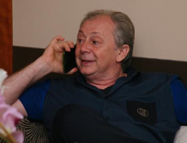 Flavio Insinna, Lele Mora: "Non si sputa dove si mangia, va allontanato"