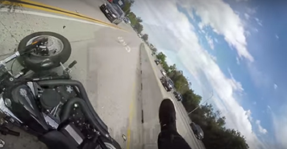 Auto gli taglia la strada: motociclista finisce sul tettuccio dell'auto in corsa