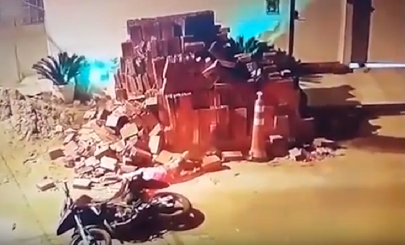 Brasile, si schianta con la moto: un uomo gliela ruba