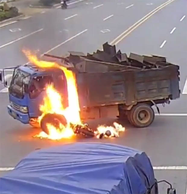 Motociclista sbatte contro il serbatoio del tir e prende fuoco
