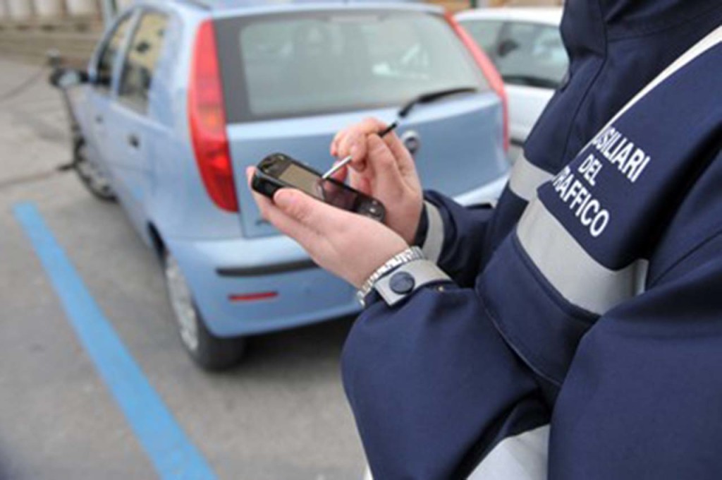 Alassio, trucca la targa col nastro adesivo: fa prendere 10 multe ad un automobilista torinese