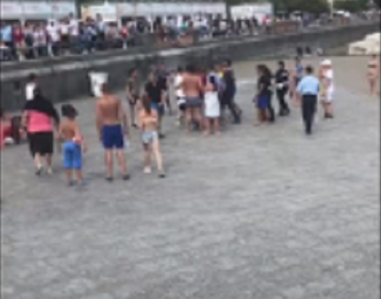 Napoli, mega rissa in spiaggia tra dei ragazzini e un uomo