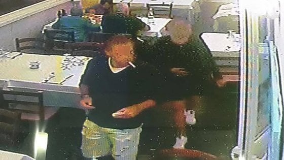 fuggono senza pagare conto da 83 euro: gestore pubblica FOTO su Facebook