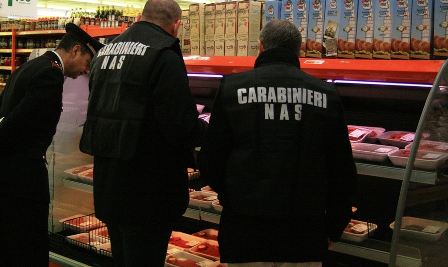 Giugliano, alimenti conservati male: chiuso un supermercato