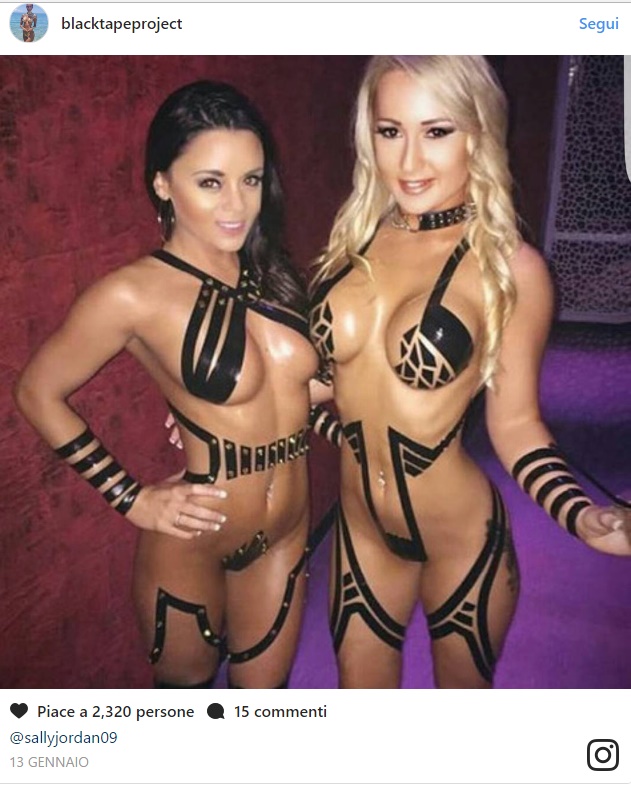 "Black Tape Project", modelle indossano solo il nastro adesivo