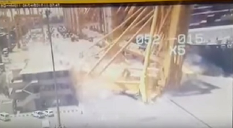 Nave sbatte con la banchina: enorme gru crolla