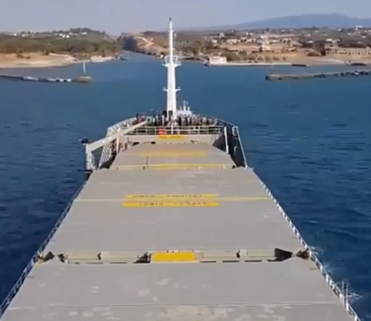 Canale Corinto troppo stretto: in time lapse il passaggio al millimetro della nave cargo