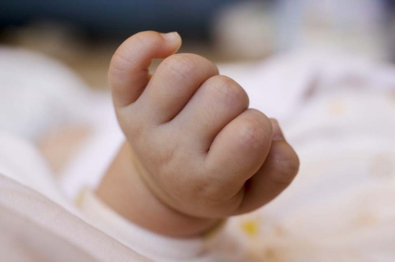 Trieste, neonata abbandonata in un giardino condominiale: è morta. Indagata una 16enne