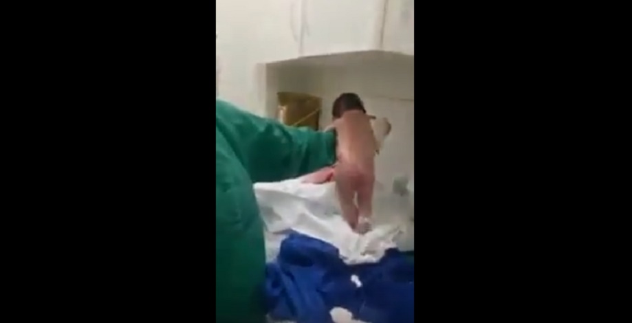 Appena nato sembra voler già camminare: infermiere non credono ai loro occhi