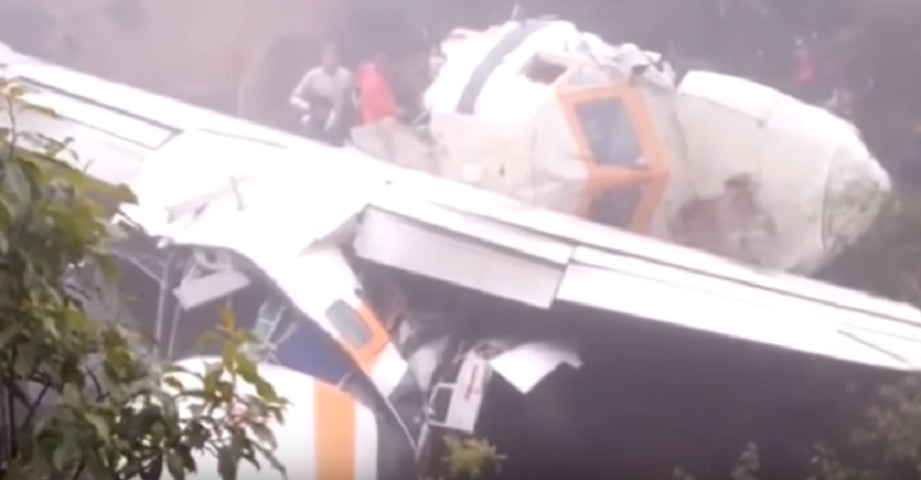 Aereo cargo si schianta in Nepal per nebbia: era decollato dall'aeroporto più pericoloso del mondo