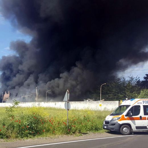 YOUTUBE Incendio a Pomezia: la nube tossica sulla Pontina