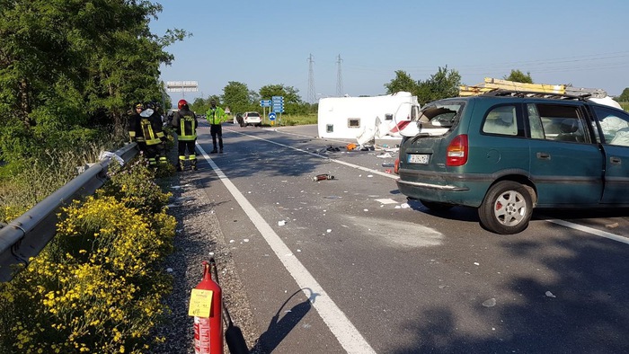 Nuvolera (Brescia), tampona roulotte: rottame trapassa auto e uccide conducente