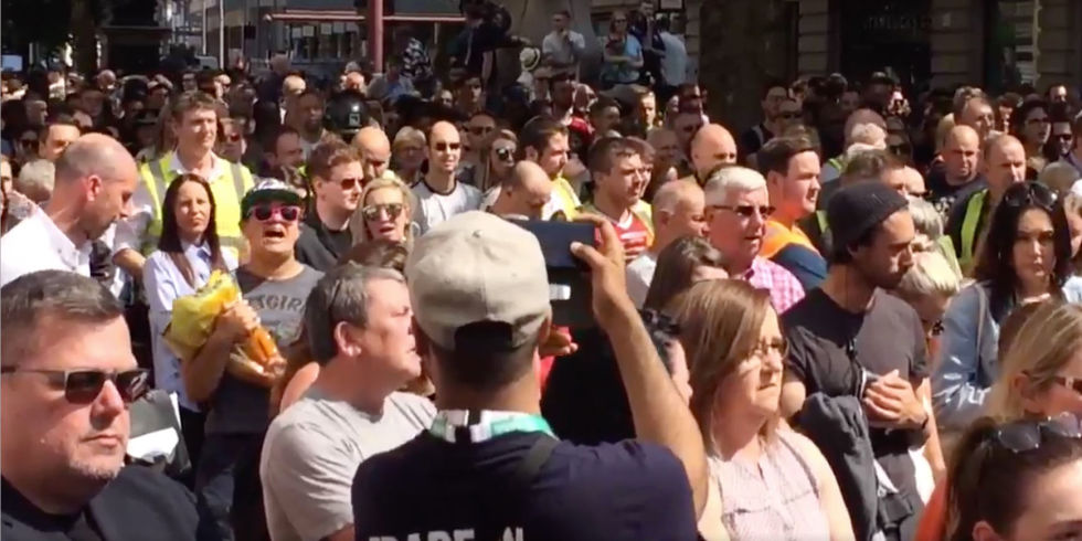 YOUTUBE Attentato Manchester, la folla canta "Don't look back in anger" degli Oasis