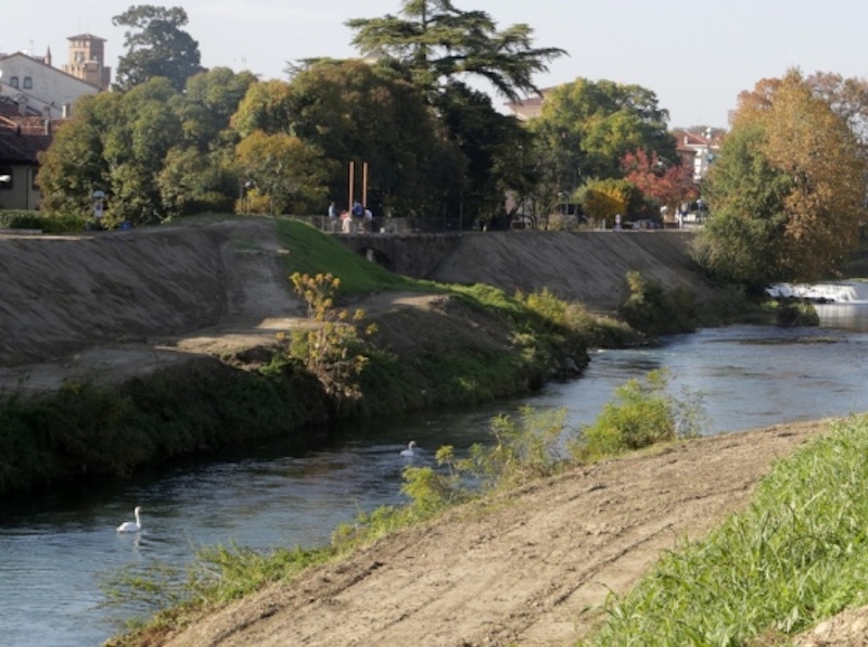 Oderzo, marinano la scuola e fanno sesso sul lungo fiume. Smascherati su Fb