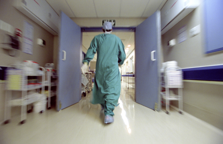 Mette incinta la figlia di 13 anni e la fa abortire: a processo anche i medici