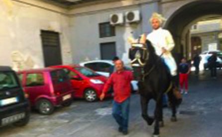 Lei compie 18 anni, lui arriva a cavallo vestito da principe azzurro