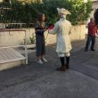 Lei compie 18 anni, lui arriva a cavallo vestito da principe azzurro03