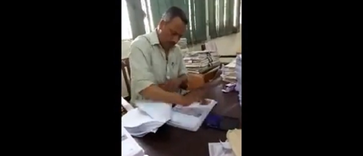 Pakistan, impiegato timbra le carte con una velocità impressionante VIDEO