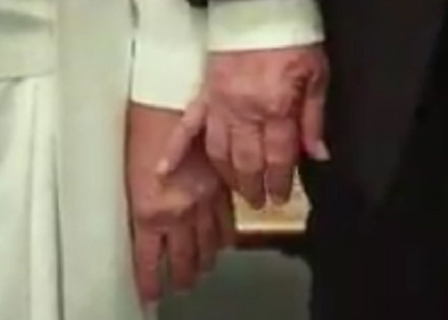 YOUTUBE Donald Trump prova a dare la mano al Papa ma... Il VIDEO scherzo è virale