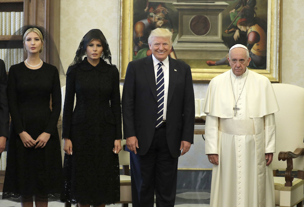 Papa Francesco e Trump family, la foto: a sorridere è solo Donald. E mezzo mondo su Internet