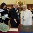 Donald Trump da Papa Francesco. Ecco i regali che si sono scambiati01
