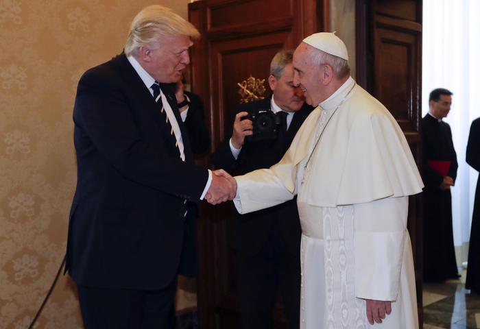 Donald Trump da Papa Francesco. Ecco i regali che si sono scambiati05