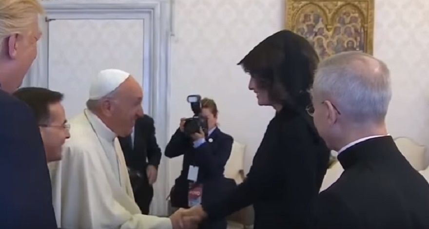 Papa Francesco a Melania Trump: "A Donald cosa dà da mangiare, pizza?"