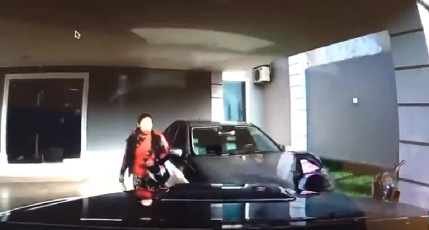 Trova ladri in casa, li travolge col pick-up e li insegue speronandoli