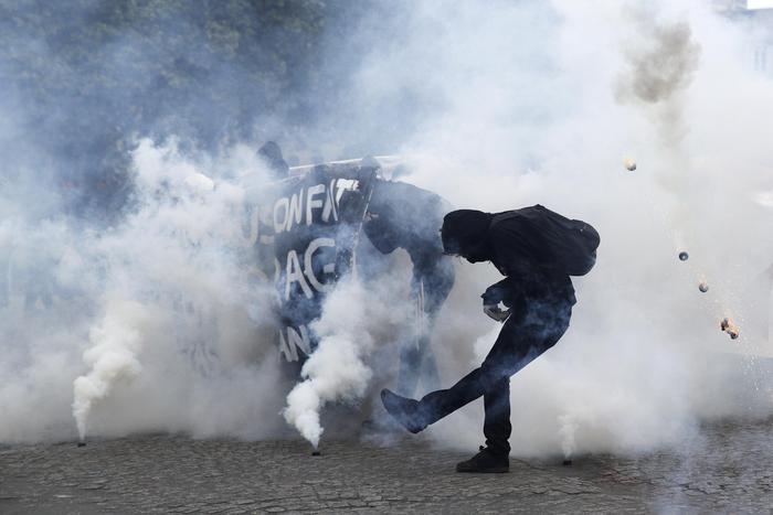 Parigi, scontri black bloc polizia al corteo 1 maggio: 3 agenti feriti