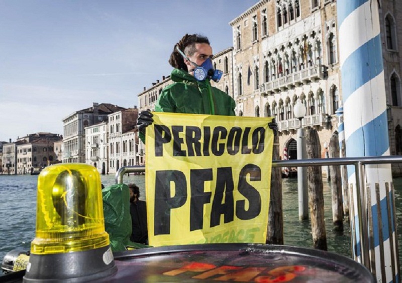 Veneto, allarme acque contaminate. Greenpeace: "800 mila persone esposte a Pfas"