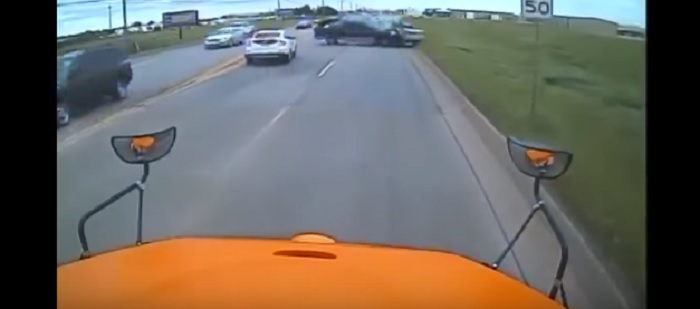 YOUTUBE Pickup si schianta contro auto: il terribile frontale