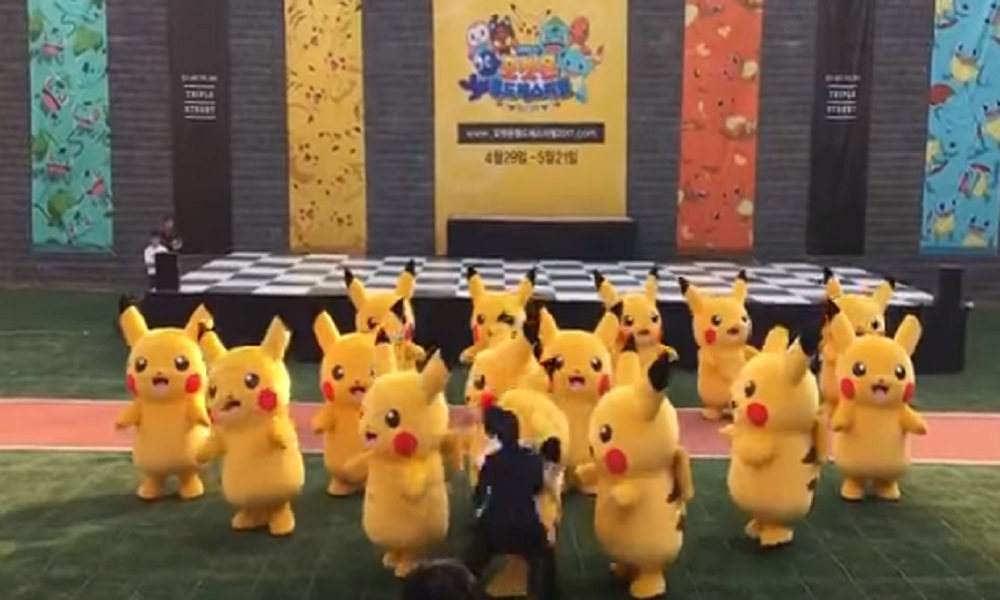 YOUTUBE Il povero Pikachu danzante si sgonfia... Finisce malissimo