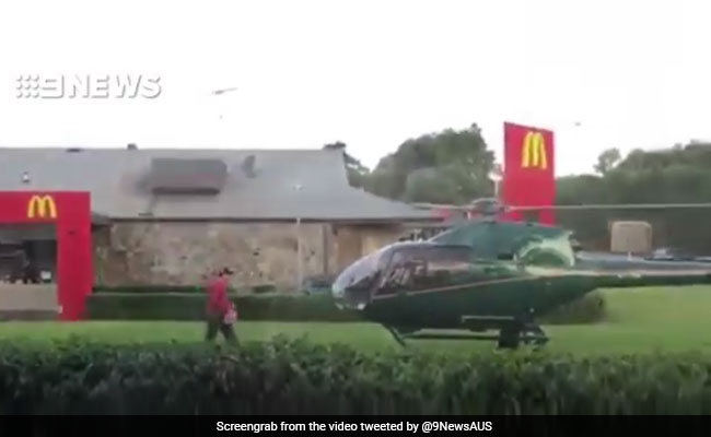 Atterra con elicottero sul prato del McDonald's per prendere degli hamburger