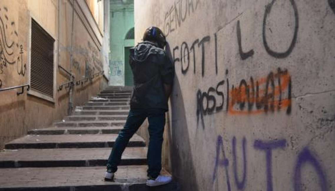 Giovani ubriachi fanno pipì in strada, li minaccia col martello e loro...