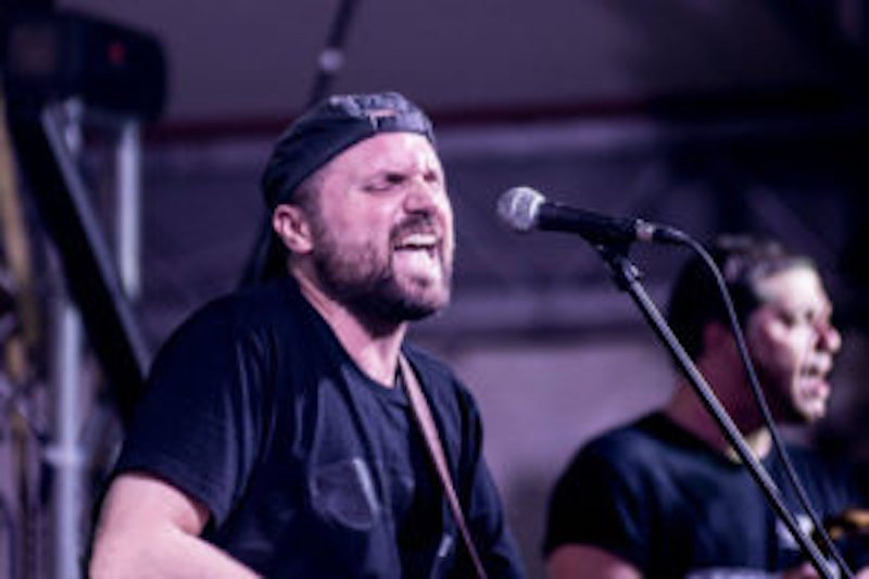 Bari, paura al concerto degli Italiani Medi. Crollo sul palco durante le prove, feriti01