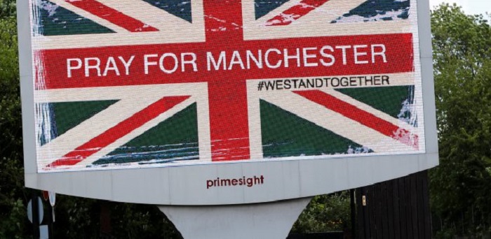 Attentato Manchester, polizia: "Sappiamo chi è stato". Caccia all'uomo
