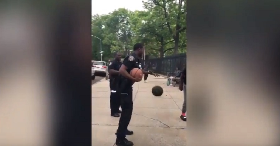Poliziotto sfida ragazzini: centra canestro dal marciapiede superando la recinzione