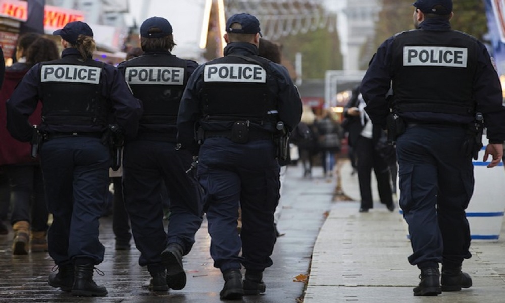 Francia, borsa sospetta: evacuato a Louvre il quartier generale di Macron