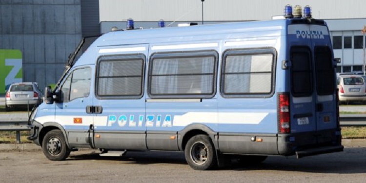Provano a rubare furgone polizia e non si accorgono che all'interno c'è un agente