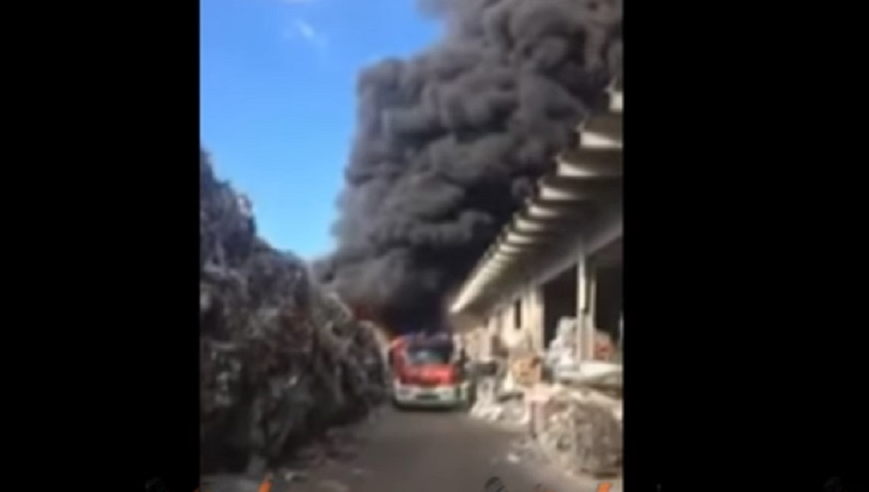 YOUTUBE Incendio Pomezia, pompieri in azione: colonna di fumo vista dal basso