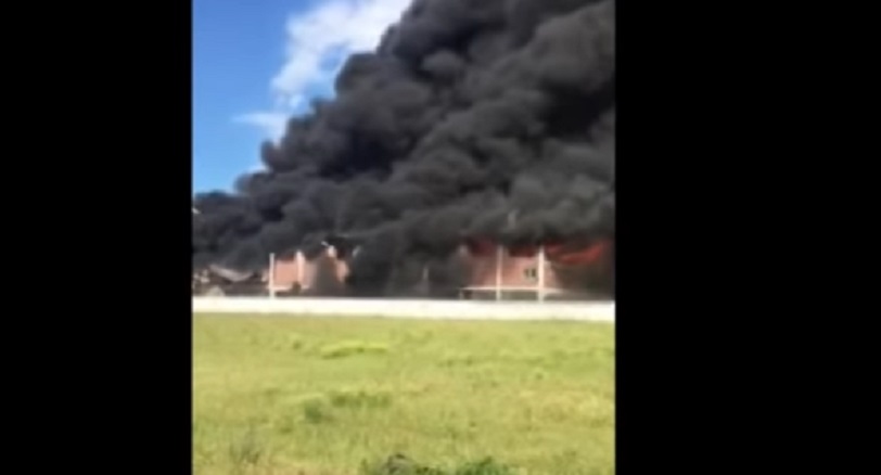 Incendio Pomezia, le pareti del capannone crollano per il calore