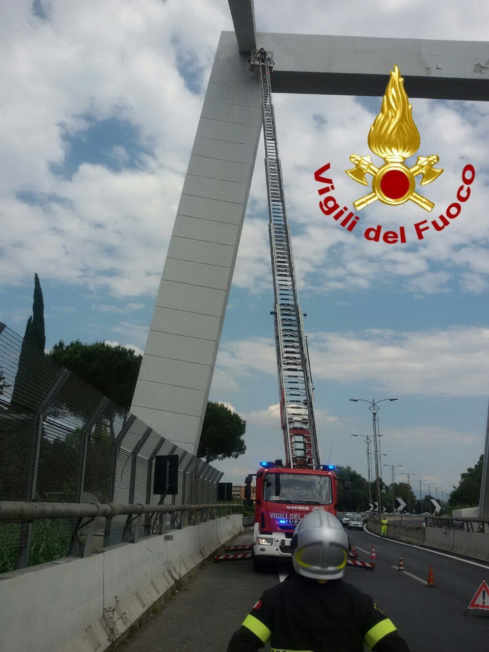 Ponte della Roma-Fiumicino chiuso: distacco di intonaci e pellicola di copertura