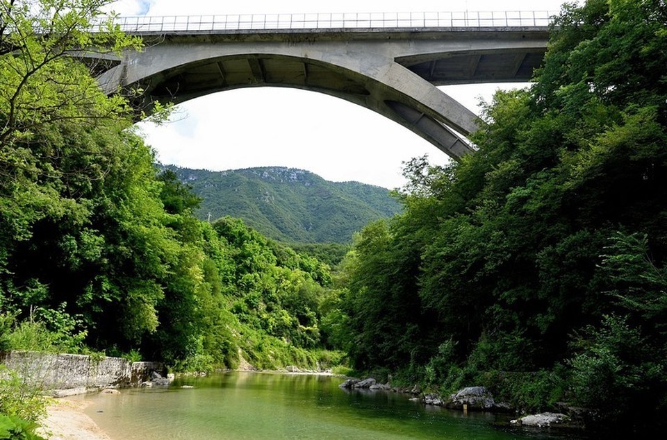 Caltrano (Vicenza), donna tenta il suicidio dal Ponte dei Granatieri: carabinieri la afferrano e la salvano