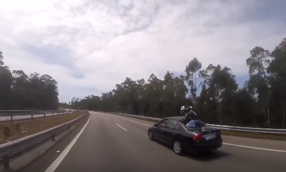 YOUTUBE Portogallo: motociclista investito finisce... sul tetto di una macchina