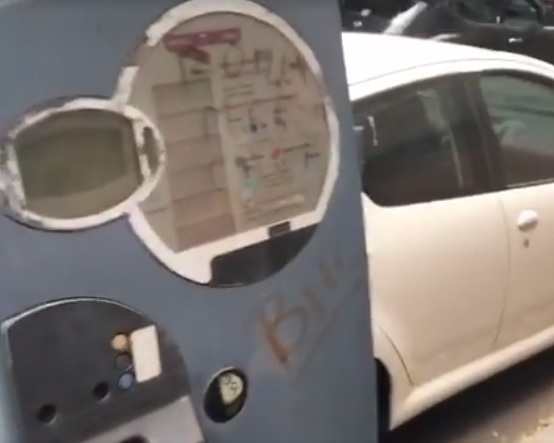 Roma, truffa parchimetri strisce blu: attenzione allo sportellino del resto