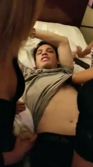 Pugile Chavez in camera in hotel con tre ragazze