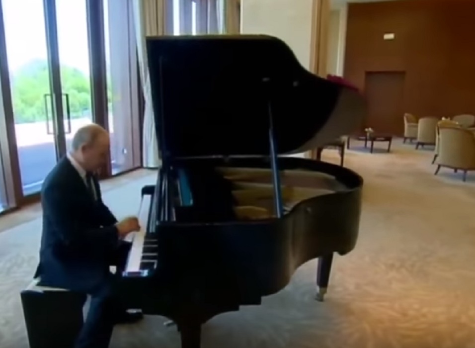 Putin suona il piano prima di incontrare presidente cinese
