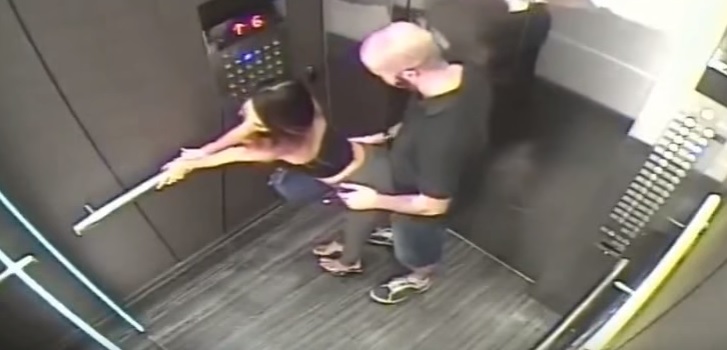 YOUTUBE Ragazza provoca uomo in ascensore, poi rientra piangendo. Si tocca ventre e...